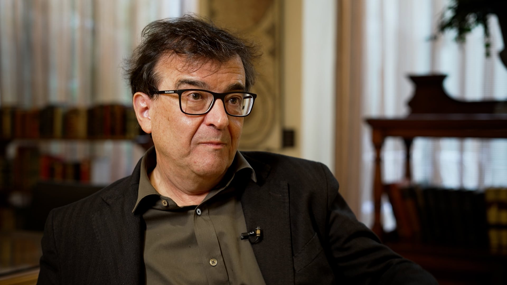 Juan Carlos I dice que abroncó a Cercas en una cena con Macron por su papel en el 23-F. El escritor lo desmiente: “Eso es falso”