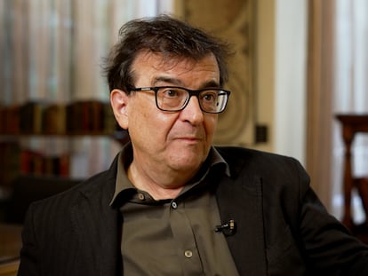 Juan Carlos I dice que abroncó a Cercas en una cena con Macron por su libro sobre el 23-F y el escritor lo desmiente: “Eso es falso”