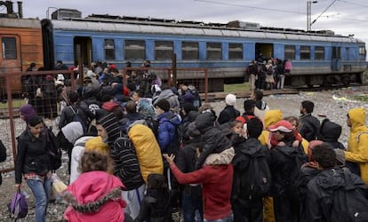 Refugiados se agolpan para subir a un tren en Macedonia.