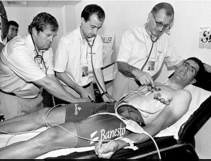 Induráin sonríe mientras es examinado por los médicos antes del inicio de la 82 edición del Tour de Francia de 1995.