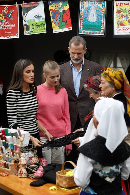 Otra de las paradas del recorrido ha sido en una casa reconvertida en museo y centro cultural, donde los Reyes y su primogénita han saludado a unas mujeres vestidas con traje regional y han recibido como obsequio prendas textiles propias del lugar, como unas alpargatas confeccionadas por una artesana local.