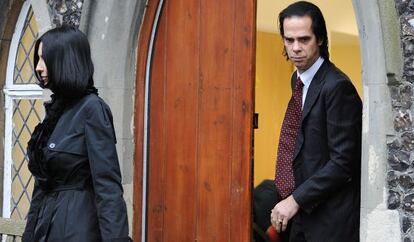 Nick Cave y Susie Bick a la salida de un tribunal de Brighton, Inglaterra.