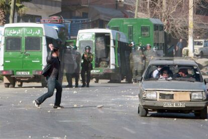 Un hombre lanza piedras contra las fuerzas policiales durante unos enfrentamientos en Constantina, en el este de Argelia.