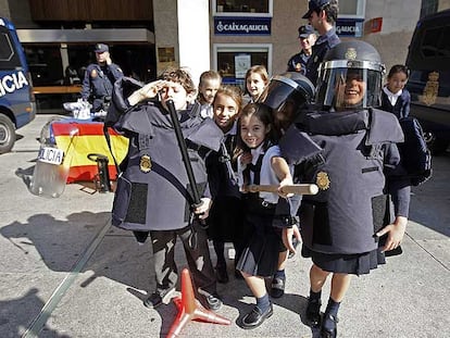 Niños disfrazados de antidisturbios en el día de la policía