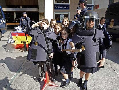 Niños disfrazados de antidisturbios en el día de la policía