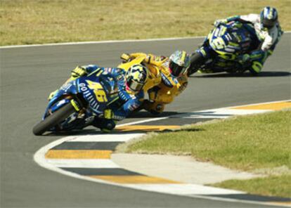 Rossi, por delante de Biaggi y Gibernau, ayer en Welkom.