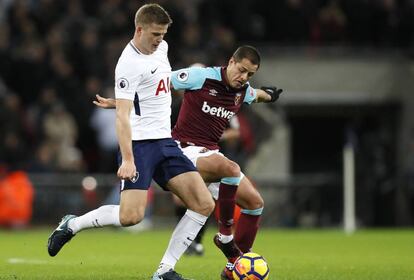 Hernández durante un partido contra el Tottenham.