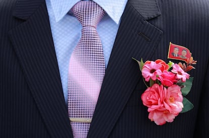 Un novio lleva una placa con los retratos de los últimos líderes norcoreanos Kim Il Sung y Kim Jong Il durante su boda, en Pyongyang.