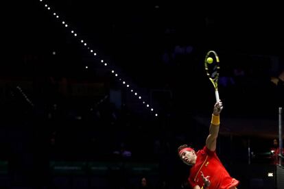 Nadal sirve durante el partido contra Gojo.