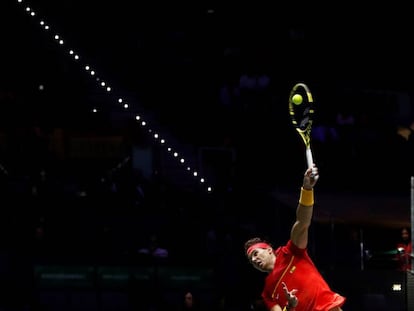 Nadal sirve durante el partido contra Gojo.