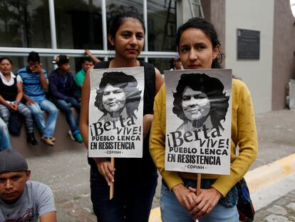 Laura y Berta Zúñiga, hijas de Berta Cáceres protestan en Honduras.