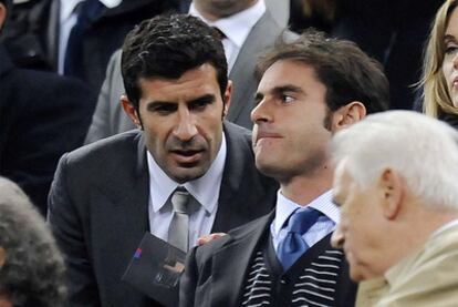 Figo, en el palco del Camp Nou antes del Barça-Inter de la temporada pasada.