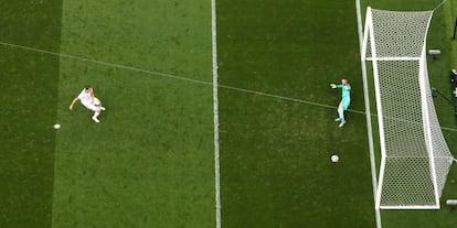 David de Gea, portero de España, no para el balón del jugador ruso Artem Dzyuba.