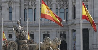 Las banderas a media asta en Cibeles por el luto oficial.