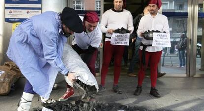 Los colectivos sociales echan carbón frente a la delegación del Gobierno.