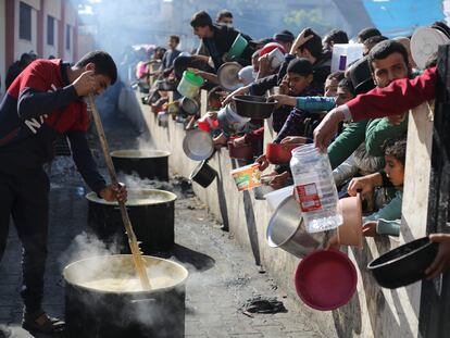 Queue to get a plate of food in Rafah, Gaza, this Wednesday.