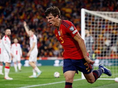 Robin Le Normand celebra su gol a Georgia.