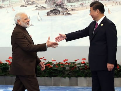 O primeiro-ministro indiano, Narendra Modi, cumprimenta o presidente chinês, Xi Jinping, em setembro de 2017, em Xiamen, China.