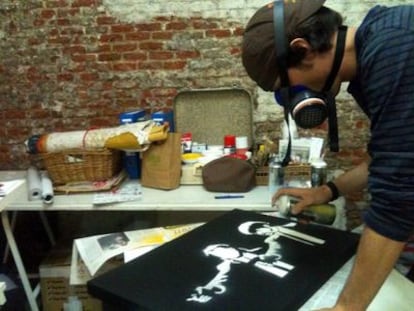 Gonzalo Larragueta creando una de sus obras de Banksy.