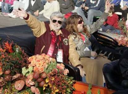 George Lucas, uno de los creadores de Indiana Jones, durante la Parada Rosa de ayer en Pasadena.