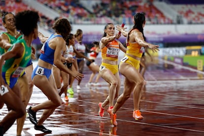 La atleta Paula Sevilla pasa el testigo en el relevo a Eva Santidrián