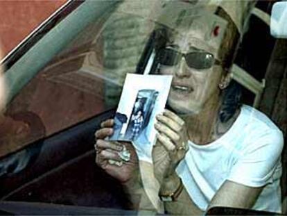 Araceli Tortosa, ayer, a la salida del juzgado de Málaga con una foto de su hija en las manos.