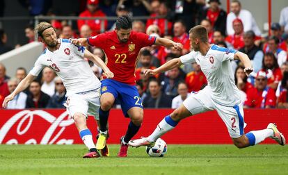 Nolito (c) frente a los jugadores de la Rebúlica Checa Jaroslav Plasil (i) y Pavel Kaderabek (d)