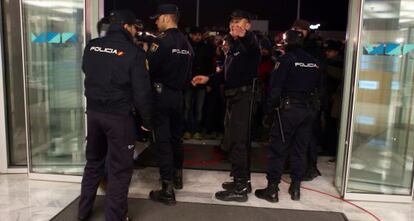 Agents de policia a la seu de RTVV la matinada del tancament d'emissions.
