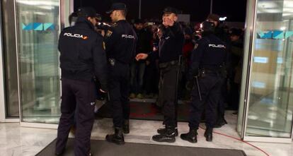 Agents de policia a la seu de RTVV la matinada del tancament d&#039;emissions.