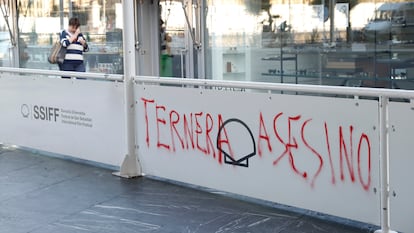 Una pintada contra el exdirigente de ETA Josu Ternera, este martes en el vallado colocado por el festival de San Sebastián en el acceso al Kursaal, su principal sede.