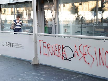 Una pintada contra el exdirigente de ETA Josu Ternera, este martes en el vallado colocado por el festival de San Sebastián en el acceso al Kursaal, su principal sede.