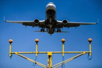 Un avión aterriza en el aeropuerto de Málaga donde se ha implantado el nuevo sistema de aterrizaje por satélite GBAS que mejora las prestaciones de la señal GPS en el entorno aeroportuario y permite al piloto realizar aproximaciones de precisión.