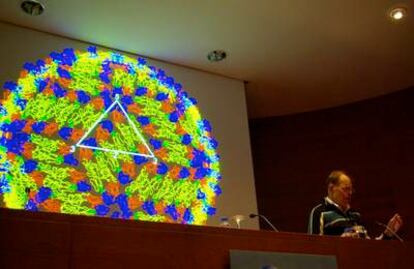 El científico Michael Rossmann, durante una conferencia en Barcelona.