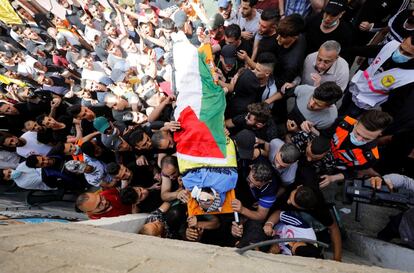 Traslado del cuerpo del palestino Hussien al-Titi, que murió durante los enfrentamientos entre las fuerzas israelíes, en el campo de refugiados de Fawwar (Cisjordania), este miércoles. Israel y Hamás se han lanzado a una guerra abierta tras dos días de hostilidades generales.