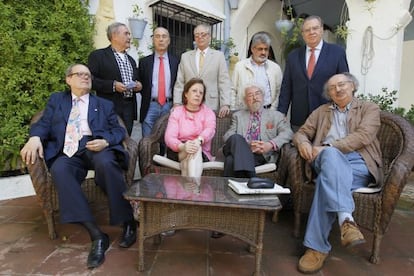 De izquierda a derecha, sentados, Pere Gimferrer, su pareja Cuca de Cominges, José María Álvarez y Antonio Colinas. De pie, Vicente Molina Foix, Luis Alberto de Cuenca, Guillermo Carnero, Jenaro Talens y Jaime Siles.