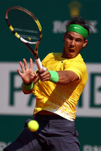 Nadal golpea la pelota durante el partido contra Murray.