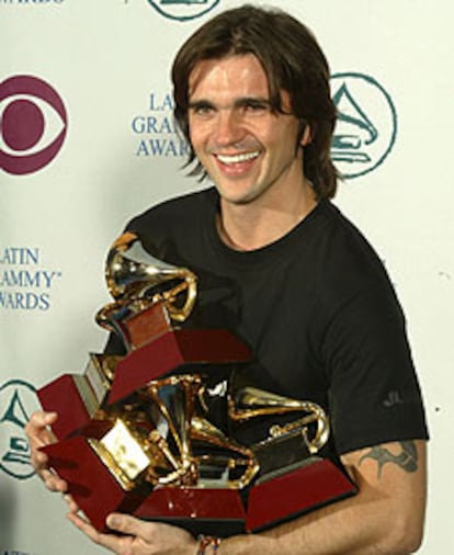 El cantante colombiano Juanes posa con sus cinco Grammy.