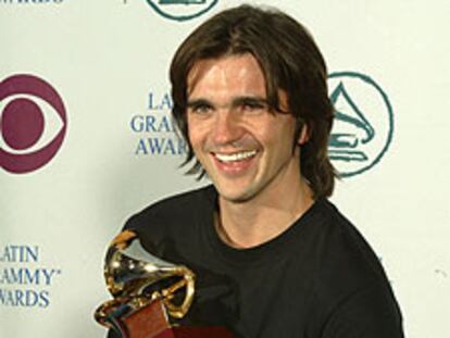 El cantante colombiano Juanes posa con sus cinco Grammy.