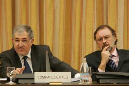 Cándido Conde-Pumpido (i), junto al presidente de la Comisión de Justicia del Congreso, Álvaro Cuesta.