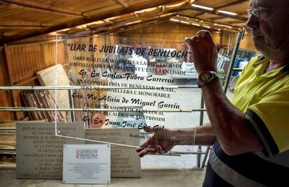 El alguacil de Benlloch muestra las placas conmemorativas en las que aparecen políticos condenados retiradas por orden del Ayuntamiento.