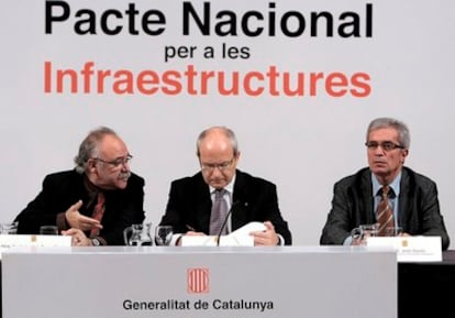 De izquierda a derecha, Josep Lluís Carod Rovira, José Montilla y Joan Saura en la firma del pacto nacional de insfraestructuras.