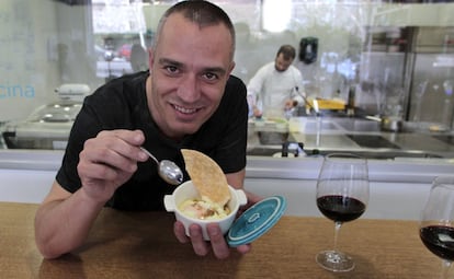 El chef Juan Pozuelo a punto de degustar una tapa de huevo escalfado con aceite de trufa sobre una torrentina de patata en el espacio gourmet de Comer Aparte.