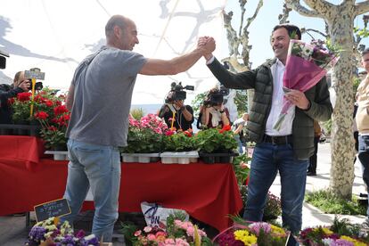El candidato del PNV, Imanol Pradales, tras comprar flores en uno de los puestos de la Plaza del Solar, en el paseo de Portugalete, en Bilbao.