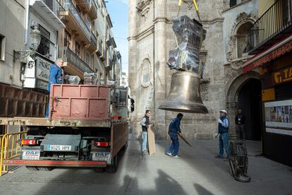 La campaña La Gerra, antes de ser subida al campanario de la iglesia de Santa Catalina, este miércoles.