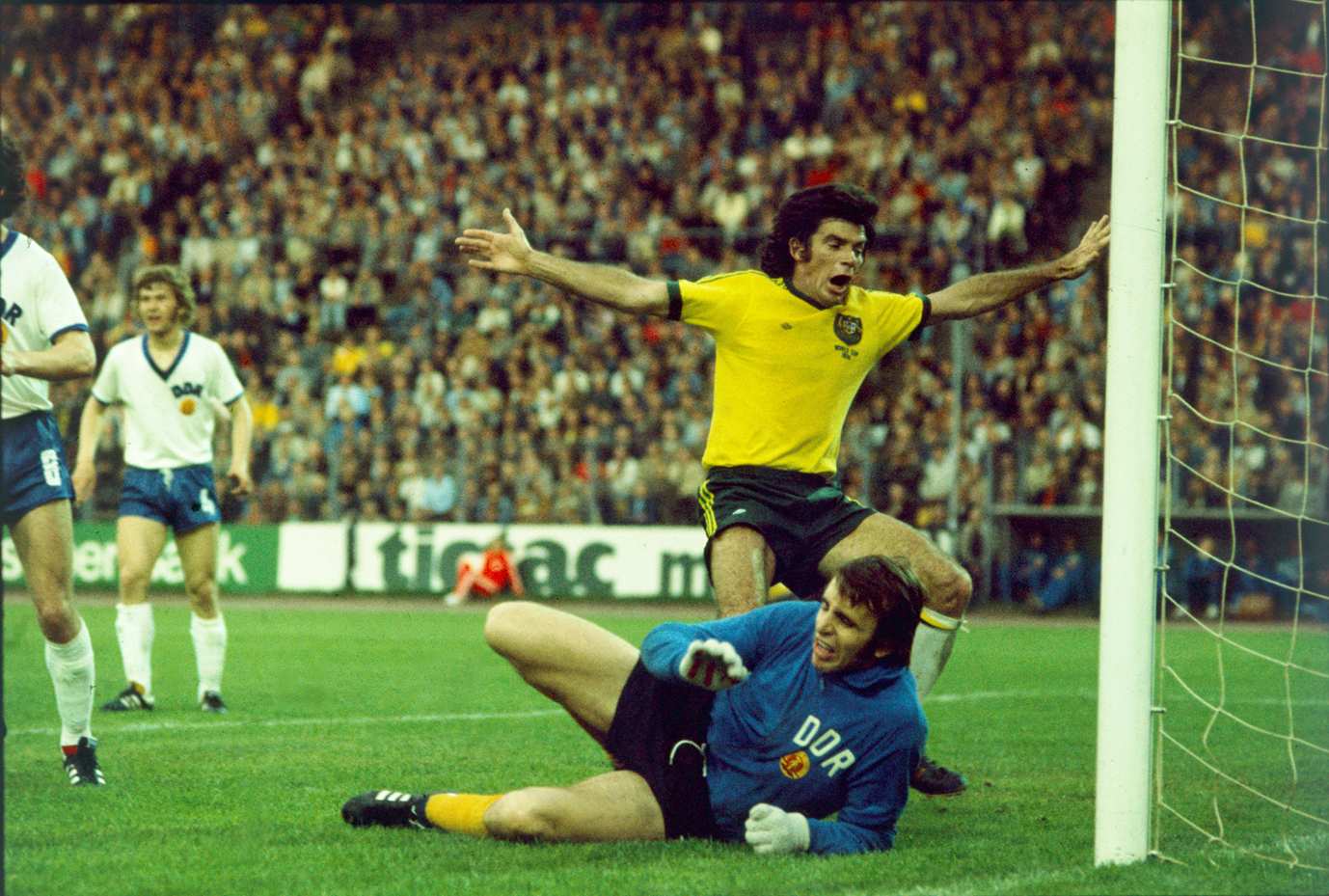 Un jugador porta una camisa con el logo de umbro, en Mundial de 1974.