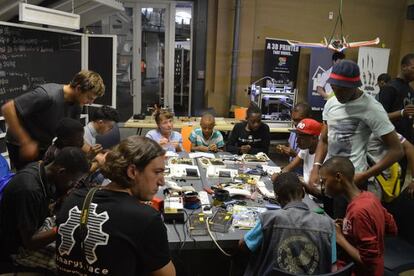 Uno de los talleres para familiarizar a los m&aacute;s j&oacute;venes con la electr&oacute;nica en la Maker Faire Africa 2014.