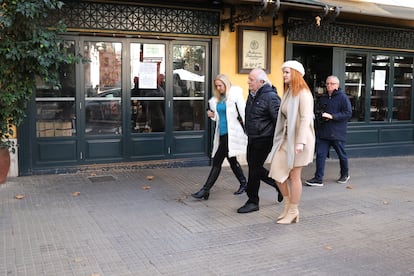 El empresario y magnate del ocio nocturno mallorquín Bartolomé Cursach (en el centro) a su salida de la Audiencia Provincial de Baleares junto a su esposa e hija, el jueves.