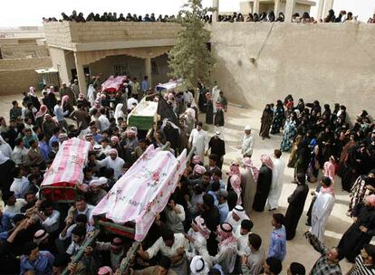 Habitantes de Abu Kamal portan los féretros de los muertos en el ataque estadounidense del domingo.