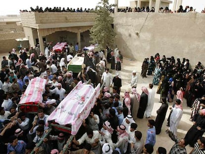 Habitantes de Abu Kamal portan los féretros de los muertos en el ataque estadounidense del domingo.