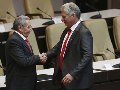 Miguel Diaz-Canel cumprimenta Raúl Castro.